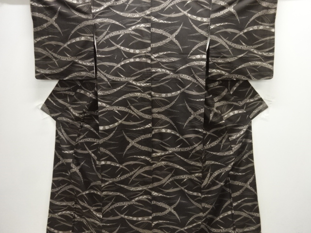 未使用品　芝草に草花模様織り出し本場泥大島紬着物(9マルキ)